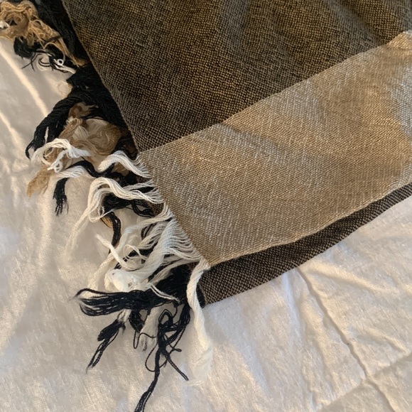 NWOT Burberry Fringe Scarf - Picture 8 of 10